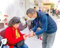 本所秘書致贈玫瑰花皂予洽公民眾