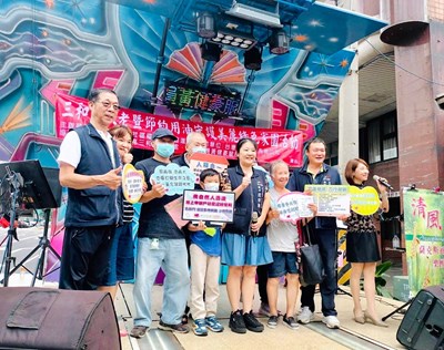 邀請三和里里長及鄉親里民於舞臺上進行戶政業務宣導合影