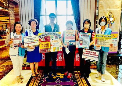由主任帶領課長、志工邀請北屯區鄰長進行戶政業務宣導合影