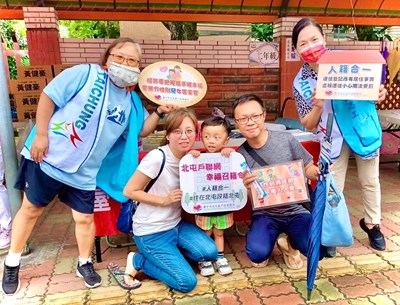 推廣本所「北屯戶聯網 幸福召籍令」創新服務措施，邀請民眾參與戶政業務設攤宣導活動合影