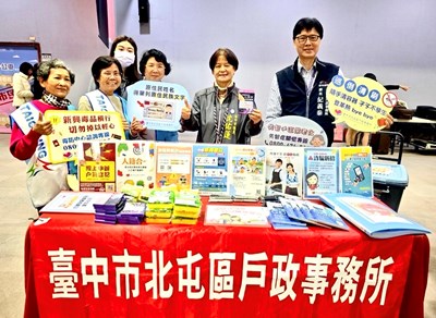 邀請沈佑蓮議員與本所戶政業務設攤宣導攤位合影