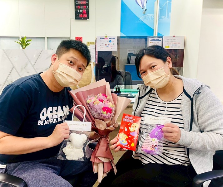 致贈臺中市生育津貼之際，特別加贈可愛動物造型擦手巾，傳遞節日祝福，為新生兒父母增添一份溫馨與喜悅