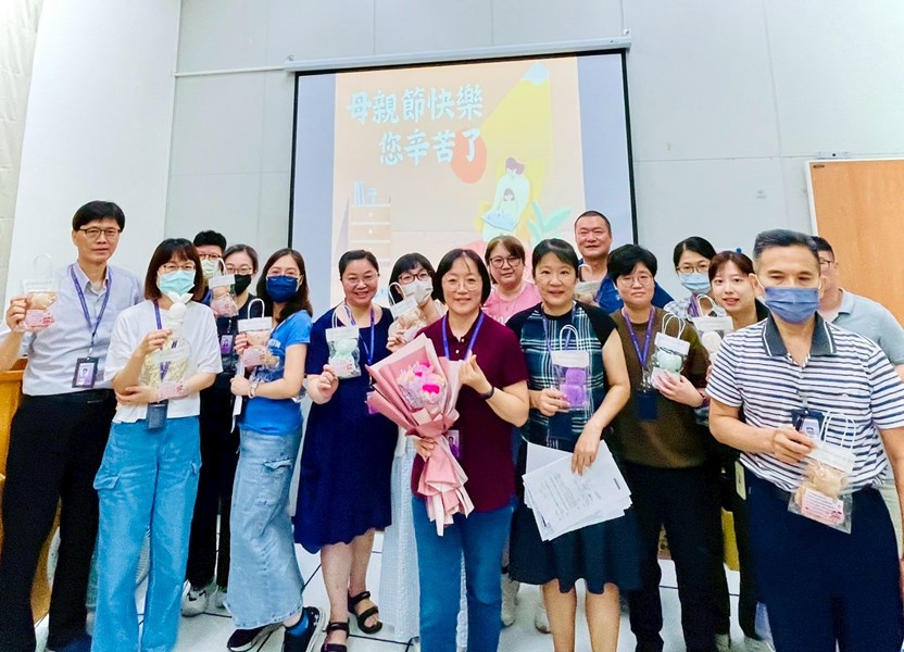 主任率領秘書、課長及同仁，齊向全天下的母親獻上母親節最誠摯的祝福，祝福媽媽們節日快樂！