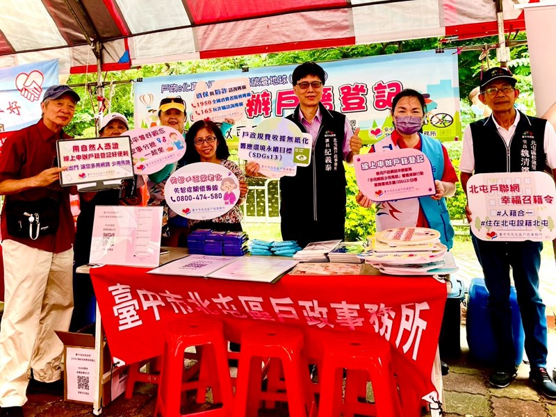 邀請松強里里長及民眾參與戶政業務宣導活動合影，現場氣氛溫馨熱絡