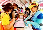 民眾熱情參與戶政法令新知有獎徵答活動，在歡樂互動中增進對戶政業務的認識