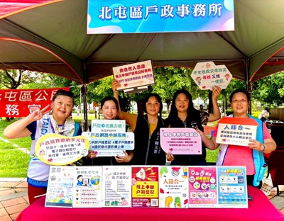 主任帶領課長及同仁、志工參與戶政業務設攤宣導活動合影