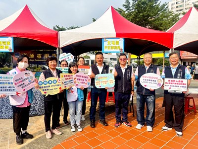 邀請北屯區區長及里長參與戶政業務設攤宣導活動合影