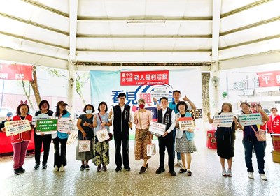 與現場民眾進行有獎徵答活動並贈送宣導品