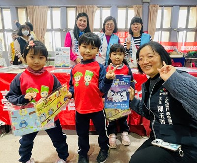 邀請小朋友與本所戶政業務設攤宣導攤位合影