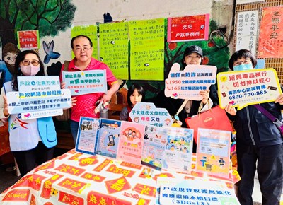 由本所登記課課長帶領同仁、志工於活動現場設攤進行戶政業務宣導