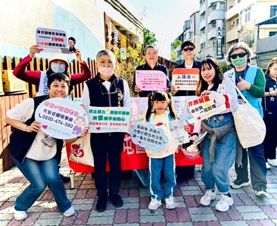 1秘書、課長邀請鄰長及參與民眾於本所攤位進行戶政業務宣導合影