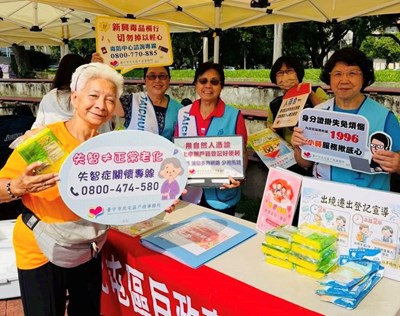 由本所登記課課長帶領志工夥伴於活動現場設攤向民眾進行戶政業務宣導