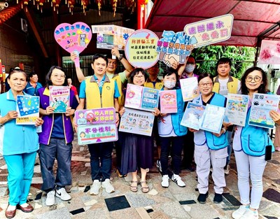 由本所登記課課長帶領志工夥伴於活動現場設攤進行戶政業務宣導
