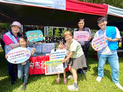 邀請現場民眾與本所戶政業務設攤宣導攤位合影