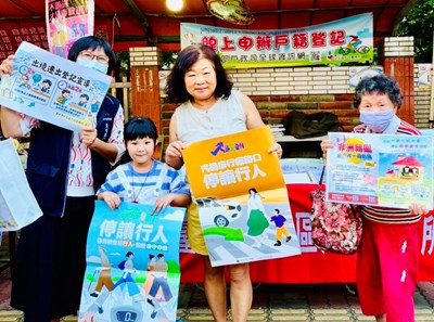 大小朋友踴躍參與本所戶政業務宣導，在歡笑互動中留下溫馨美好合影