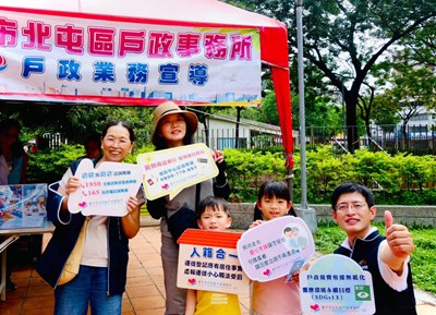 資料課課長帶領同仁走入社區，親切宣導戶政資訊，與民眾開心留下合影