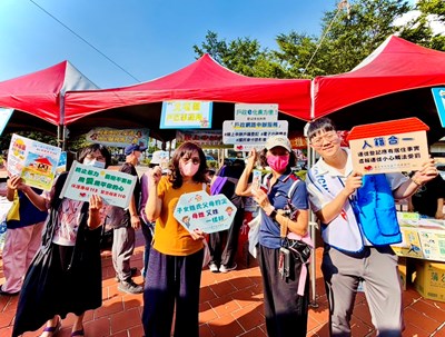 登記課課長帶領志工走入社區，親切宣導戶政業務及便民資訊，與民眾開心留下合影