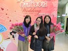 主任與課長一同與洽公民眾慶祝婦女節