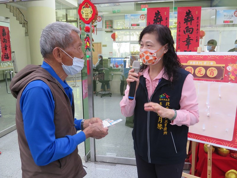 主任與民眾互動猜謎