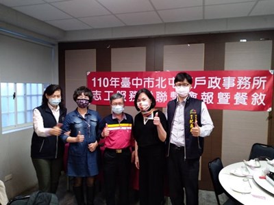 新舊志工正副隊長合影