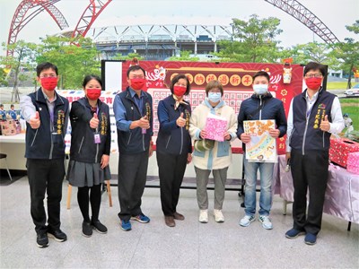與民眾合照