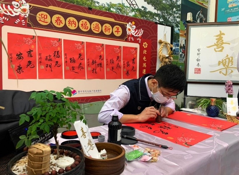 本所書法大師羅奇雲課長現場揮毫寫春聯