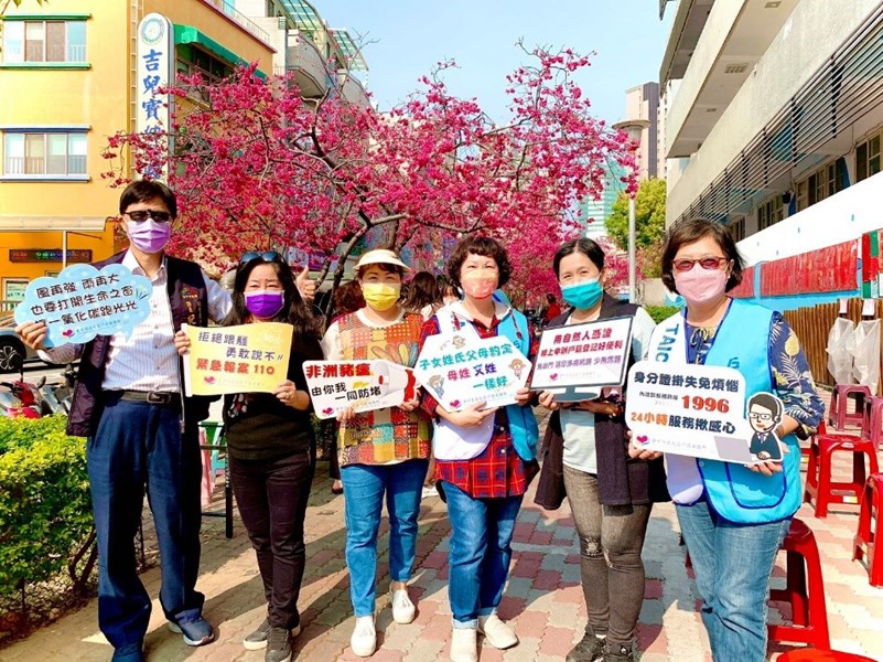 於八重櫻浪漫盛開之平昌櫻花道邀請民眾參與戶政業務法令宣導合影